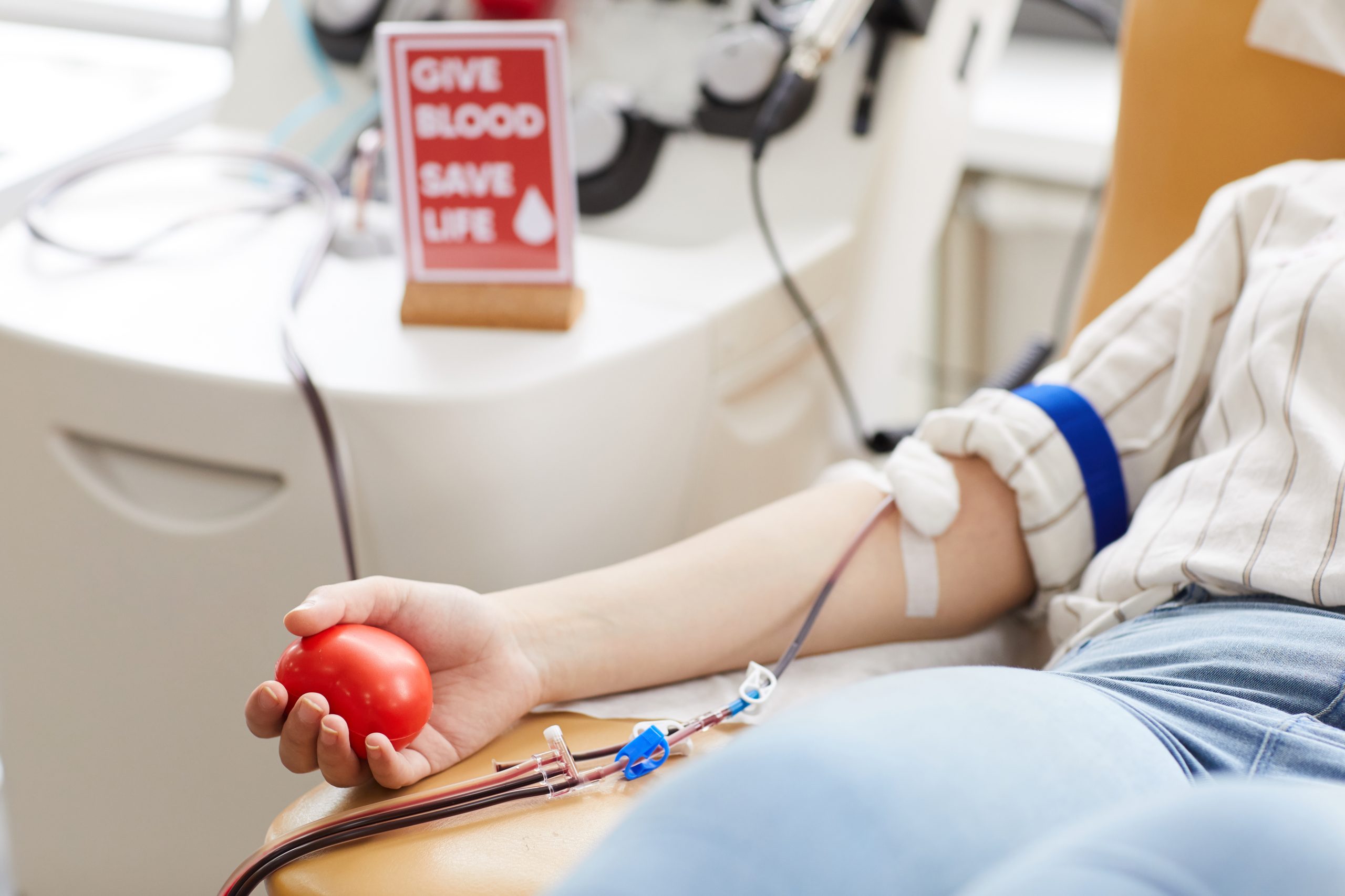 Летние периоды являются проблемными для сбора достаточного количества донорской крови.  